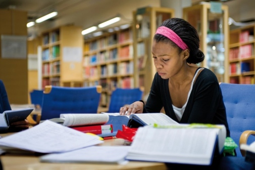 Student som sitter och pluggar i Södra Frescati. Foto: Orasis