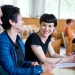 Tre leende studenter vid Socialhögskolan. Foto: Eva Dalin