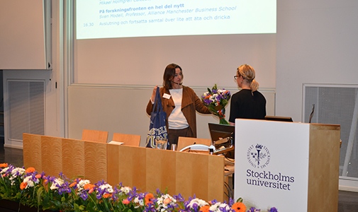  Lina Nyberg från Stadskontoret tackas av AES föreståndare Eva Wittbom med blommor och en gåva. 