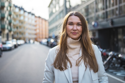 Sabine Ljunggren porträtt i stadsmiljö