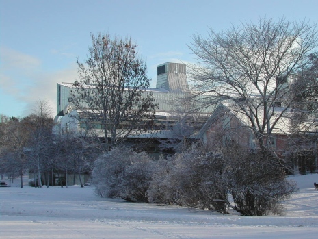 Översiktsbild av Frescatibiblioteket utomhus vintertid