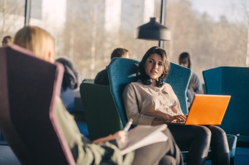 Studenter som kommunicerar. Foto: Viktor Gårdsäter