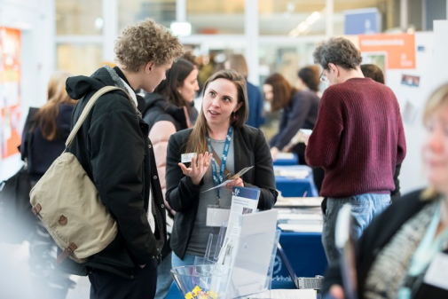 Studenter vid Öppet Hus