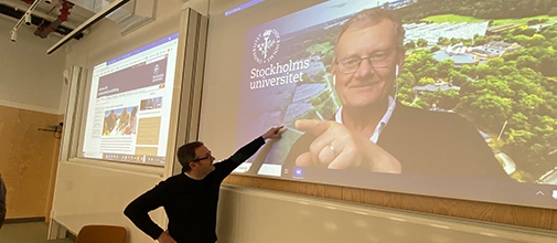 Två universitetslärare på plats i hybridlärosal. Foto: Stockholms universitet