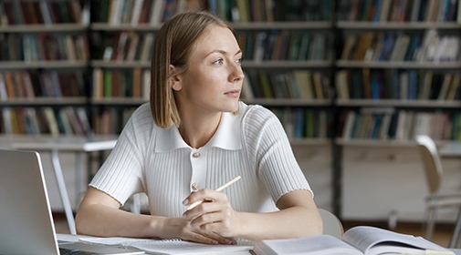 Student i bibliotek. Foto: Mostphotos